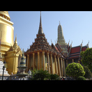 Phra Siratana Chedi, Phra Mondop (Bibliothek) und Prasat Phra Dhepbidorn (königliches Pantheon) (v. l. n. r. siehe auch Plan)